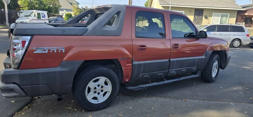 2003 Chevrolet Avalanche 1500 Sport view 3