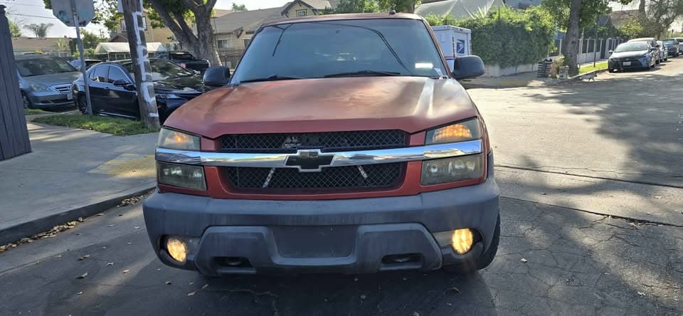 2003 Chevrolet Avalanche 1500 Sport view 2