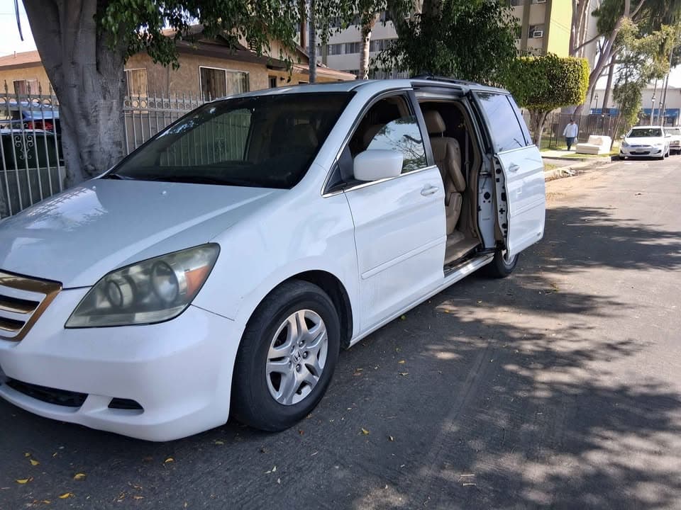 2005 Honda Odyssey EX view 3